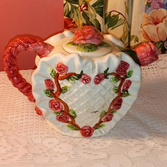 VTG. PINK AND WHITE FLORAL HAND PAINTED HEART SHAPED PINK ROSES CERAMIC TEA POT - Picture 5 of 9